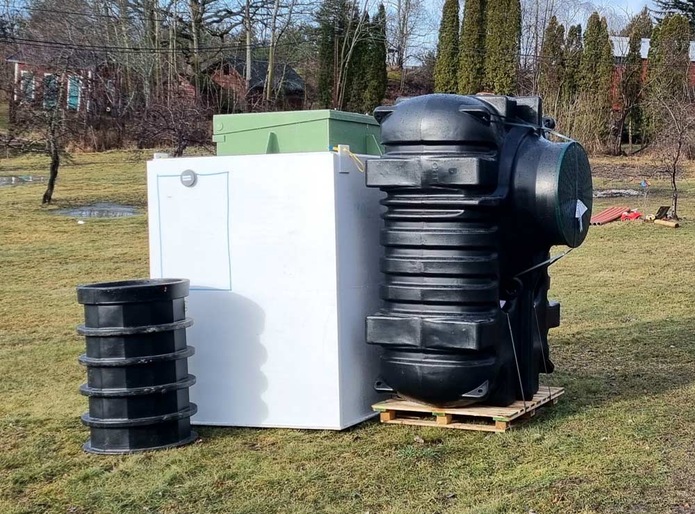 Olika rördelar för en avloppsanläggning.