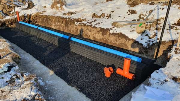 Blått rör och orangea rörkopplingar.