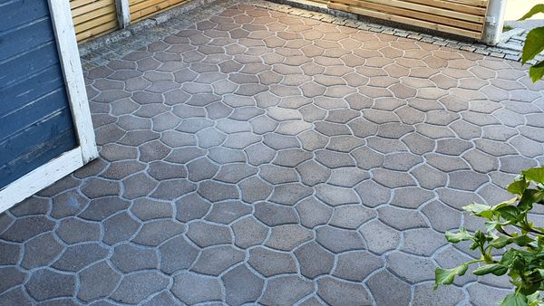 Plattor satta i ett snyggt mönster på marken.