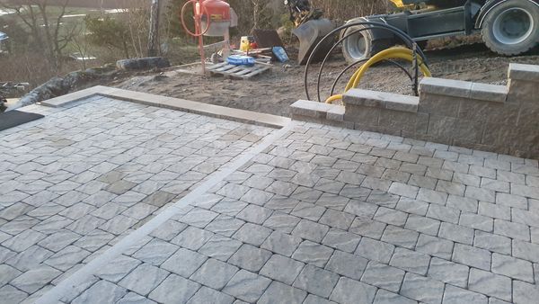 Pågående arbete med plattsättning.