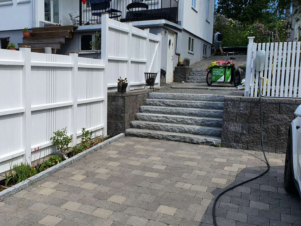 En stensättning invid ett hus.