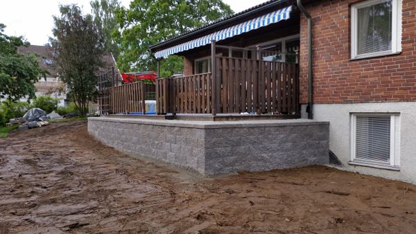 Stödmur byggd runtomkring altan vid lerig tomt