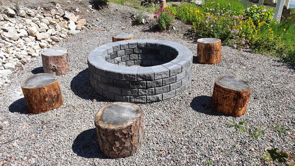 Stödmur byggt i en rund ring som kan användas om brasplats.